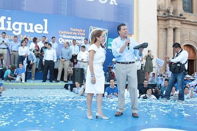 Durante el evento de inicio de campaña al abanderado panista estuvo acompañado por Josefina Vázquez Mota
