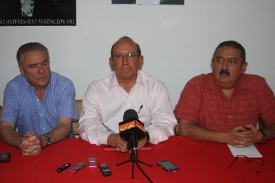 Presenta González Uribe a sus coordinadores de campaña