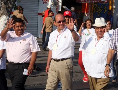 En el presídium y en lugar del Ayuntamiento y funcionarios municipales, los lugares fueron ocupados por dirigentes sindicales y por el candidato del PRI a la presidencia municipal José Luis González Uribe