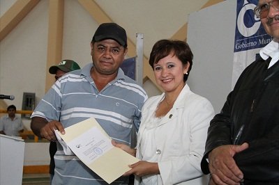 La entrega fue realizada por la alcaldesa Rubí Laura López quien felicitó a los beneficiarios