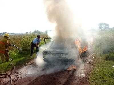 Los bomberos lograron apagar rápidamente el vehículo en llamas