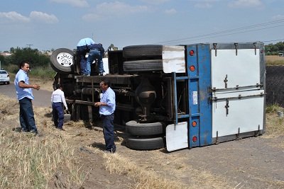 Se registra un accidente de transito en la carretera Salvatierra Acámbaro, donde se vieron involucrados, un camión, una camioneta y un automóvil compacto