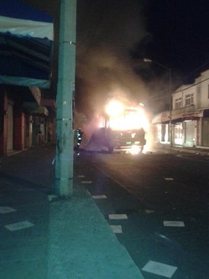 Los disturbios continuaban por la noche, le prendieron fuego a un camión.