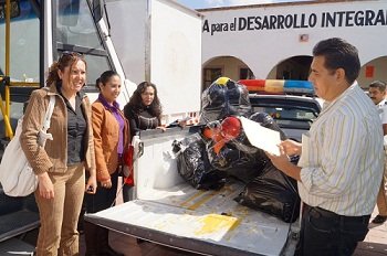 El Inspector de Tránsito y Transporte de Acámbaro, Antonio Trujillo Alvarrán, entregó a las autoridades del DIF Municipal, los juguetes que proporcionaron los concesionarios de transporte público de la localidad.