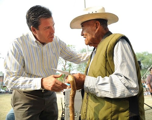 Se invierten 42 millones de pesos en educación para Yuriria, afirma el gobernador, Miguel Márquez.