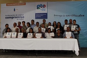 Personas de Moroleón, Uriangato y Yuriria recibieron su certificado.