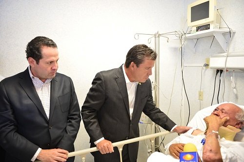 Lo acompaña en su visita al Hospital, el gobernador del Estado de México, Eruviel Ávila Villegas.