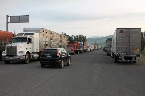 Con cajas de tráiler atravesadas en la carretera impidiendo el libre tránsito, se manifestaron.