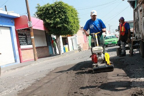 A través de la Dirección de Obras Públicas, dos cuadrillas ya se encuentran bacheando las arterias más afectadas, 