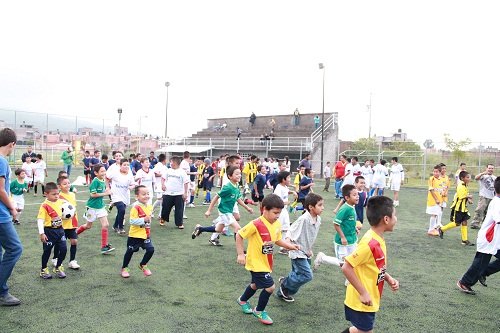 Integrantes del H. Ayuntamiento participan en la inauguración de la liga infantil 2013 – 2014 en la colonia Loma Bonita