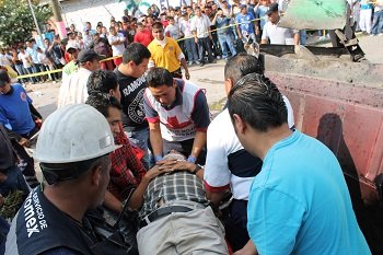 El chofer de un torton quiso ganarle al Ferrocarril en el municipio de Villagrán atravesándosele, no logrando su objetivo y la mole lo destrozo, registrándose una persona con heridas de consideración.