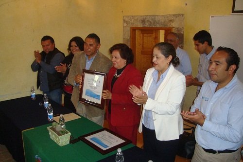 Además del reconocimiento de las autoridades municipales y educativas, las estudiantes autoras del proyecto, María Carolina Hurtado Zamora y María de la Luz López González, fueron premiadas con una Tablet para cada una