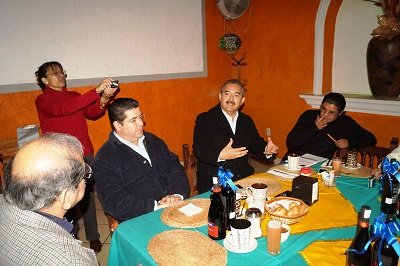 El ex Diputado Federal, Ramón Merino y el ex alcalde de Acámbaro, César Larrondo, anunciaron en rueda de prensa sus intenciones de buscar ser candidatos del PAN a un cargo de elección popular en el 2015