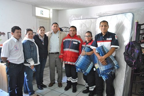 Acompañado de su esposa la Presidenta del DIF municipal la Sra. Carolina González Mora, el primer edil salvaterrense enfatizó la importancia de brindar un apoyo a los voluntarios de esta noble labor