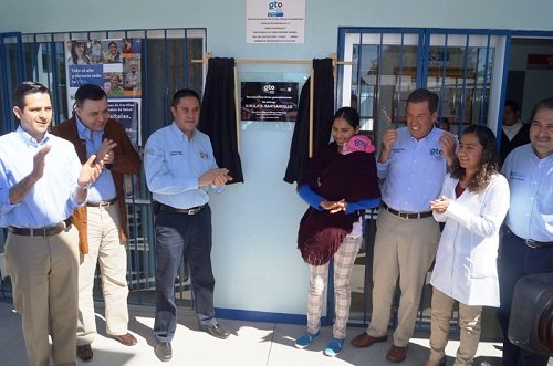El Gobernador Miguel Márquez y el alcalde René Mandujano entregaron obras y acciones en infraestructura educativa, en bien de municipio de Acámbaro, con un monto de 52 millones de pesos. (MARQUEZ 2).