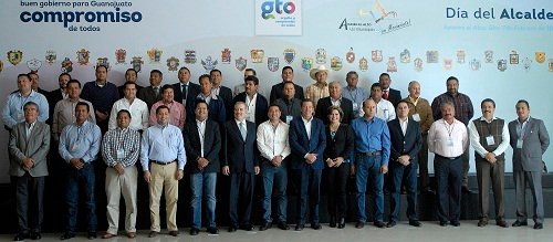 Con el respaldo de alcaldes de Guanajuato, el gobernador, Miguel Márquez, firmó la Iniciativa de Reforma a la Constitución del Estado para prohibir el uso de suelo destinado a centros de apuestas y juegos de azar.