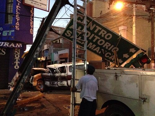 Cuantioso daños materiales dejó el percance en la esquina de Madero y Urrutia.