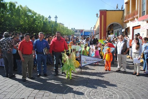 Desfilan por la llegada de la primavera.