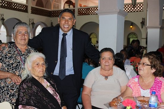 El Presidente Municipal de Salvatierra Rito Vargas Varela en compañía de su esposa la Sra. Carolina González Mora, Presidenta del Sistema Municipal DIF, encabezaron el festejo del día del abuelo