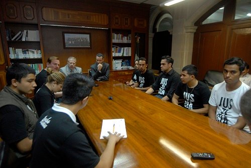 Frente a estudiantes y maestros de la Universidad de Guadalajara que se agruparon en el Palacio de Gobierno del Estado de Guanajuato para exigir justicia, en representación del gobernador del Estado, Miguel Márquez Márquez, el secretario de Gobierno, Antonio Salvador García López y el subprocurador de Justicia, región D, René Urrutia de la Vega manifestaron su solidaridad y respeto, y se comprometieron a esclarecer este suceso.