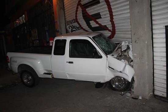 Camioneta Ford Ranger color blanco causa daños a local.