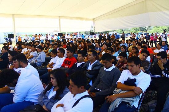 Alumnos se hacen presentes en el discurso del gobernador Miguel Márquez Márquez para el arranque de las obras.