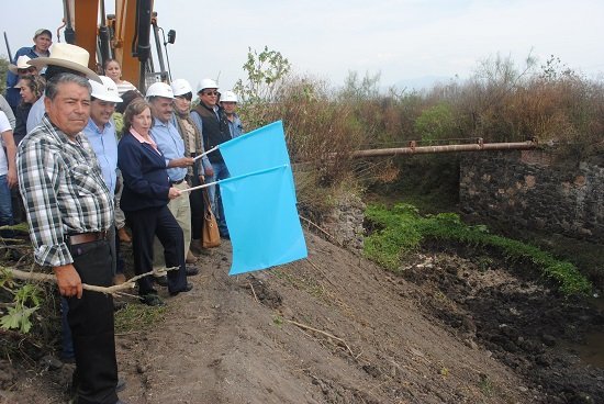 El primer edil hizo un recorrido por los arroyos, donde dio el banderazo de inicio de los trabajos acompañado por regidores, sindico, el director de Desarrollo Agropecuario, agricultores y ciudadanía en general.