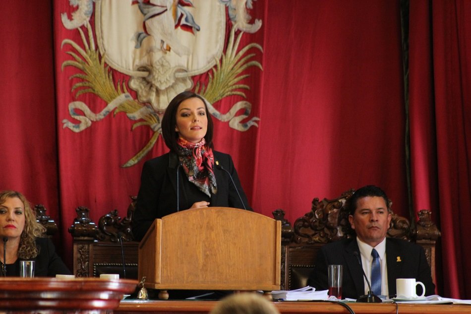 Ante el pleno del Congreso local, la presidenta de la LXIII Legislatura, Dip. Ma. Guadalupe Velázquez, hizo un pronunciamiento de “Cero tolerancia a la violencia en contra de las mujeres” pues aunque reconoció que en anteriores legislaturas se han pronunciado en contra de la violencia para las mujeres, dijo que el reto continúa.