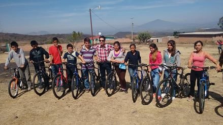 En la comunidad del Caracol el mandatario entrego 12 bicicletas a estudiantes de secundaria , esto con el objetivo de aminorar lo pesado del camino ya que ellos estudian en la escuela de la comunidad de los fierros de Tarimoro y diariamente tienen que recorrer 3 kilómetros aproximadamente