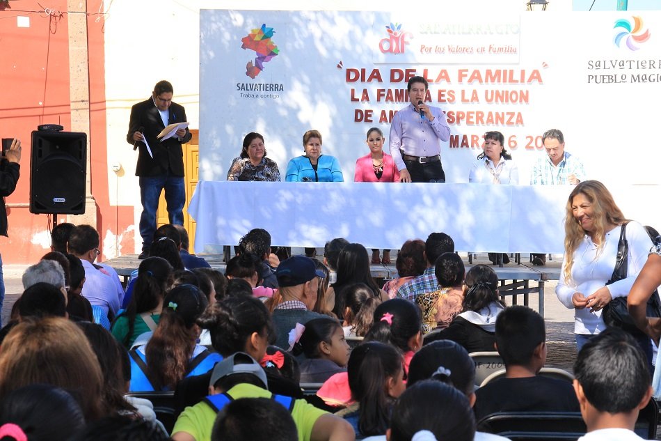 El presidente municipal José Herlindo Velázquez Fernández, Ivonne Rodríguez, presidenta del DIF municipal, disfrutaron del día de la familia en compañía de salvaterrenses