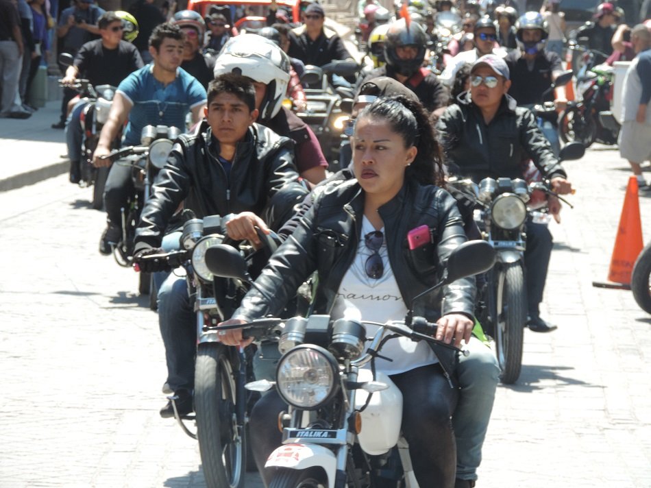 Participan más de 500 motociclistas en rodada Bicker