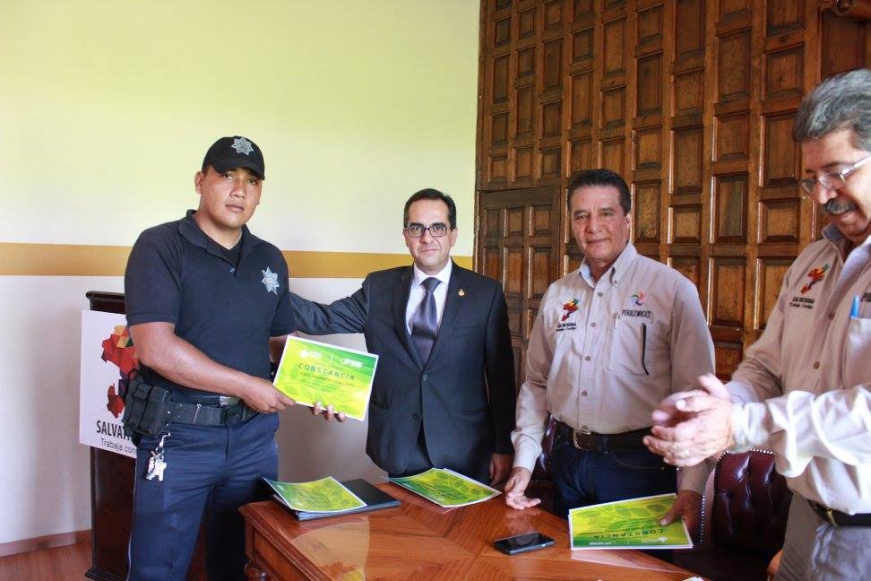 En sala de cabildo, el alcalde en compañía de, Gustavo Rodríguez Junquera, OMBUSDMAN, de Derecho Humanos , entregaron reconocimientos a 81 policías que concluyeron el seminario de Derechos humanos y uso legítimo de la fuerza, el cual inicio el 2 de marzo de este año.