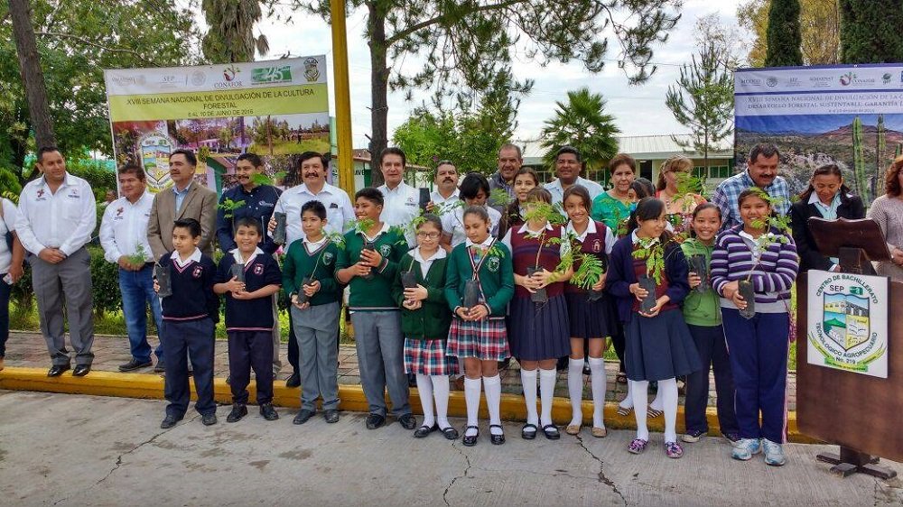 En esta oportunidad recorrió el invernadero con el que cuenta la institución educativa