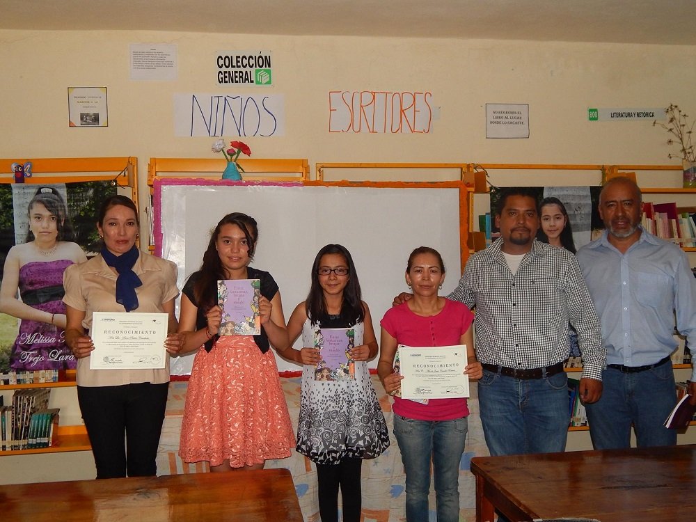 Los familiares, amigos, y maestras se dieron cita en las instalaciones de la biblioteca de Huapango, donde se les realizó a Melissa y Jessica un merecido reconocimiento por su gran esfuerzo y poner el nombre de Tarimoro en alto.