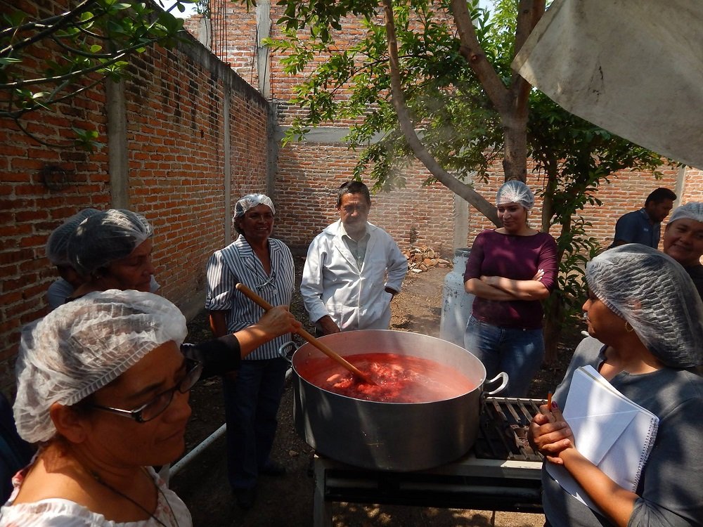 Méndez Trejo indicó también que el objetivo de esta actividad es que las mujeres tarimorenses cuentan con conocimientos que les permitan la elaboración de productos de bajo costo que puedan comercializar.