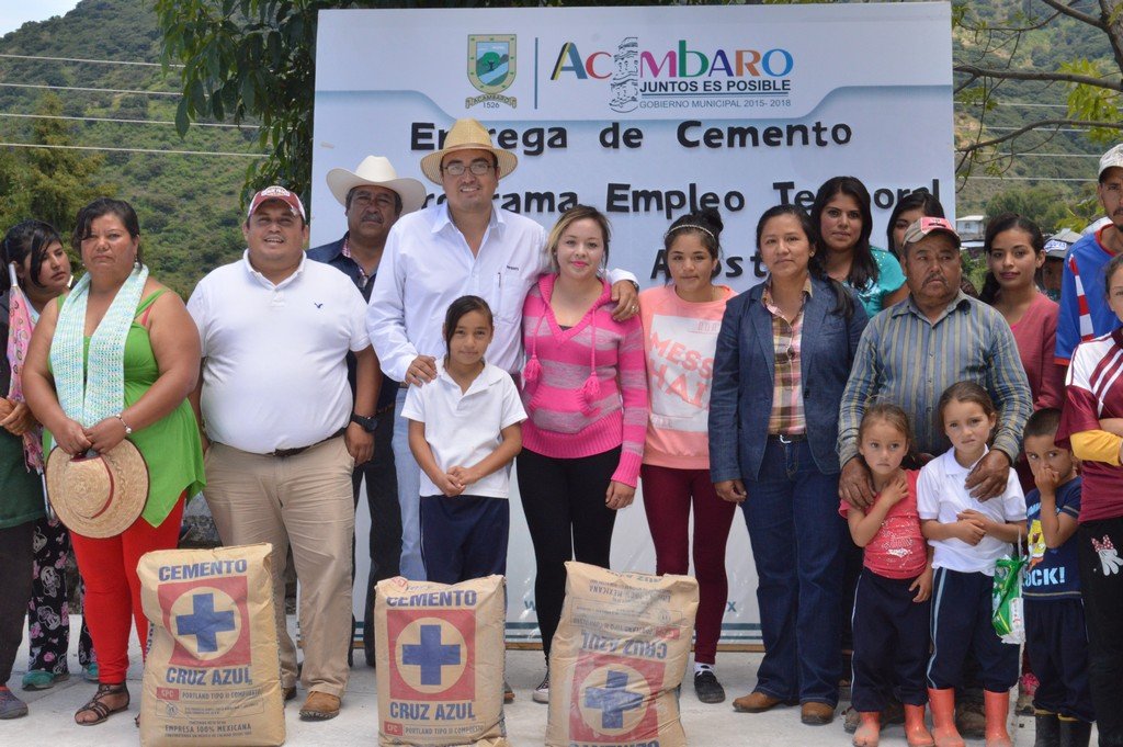 Las autoridades municipales se trasladaron a la comunidad de La Chicharronera, para iniciar el Programa de Empleo Temporal de la Secretaría de Comunicaciones y Transportes (PET), donde hicieron la entrega de 6 toneladas de cemento para la construcción de las huellas de los caminos La Chicharronera – San Luis de los Agustinos y Gaytán – La Chicharronera.