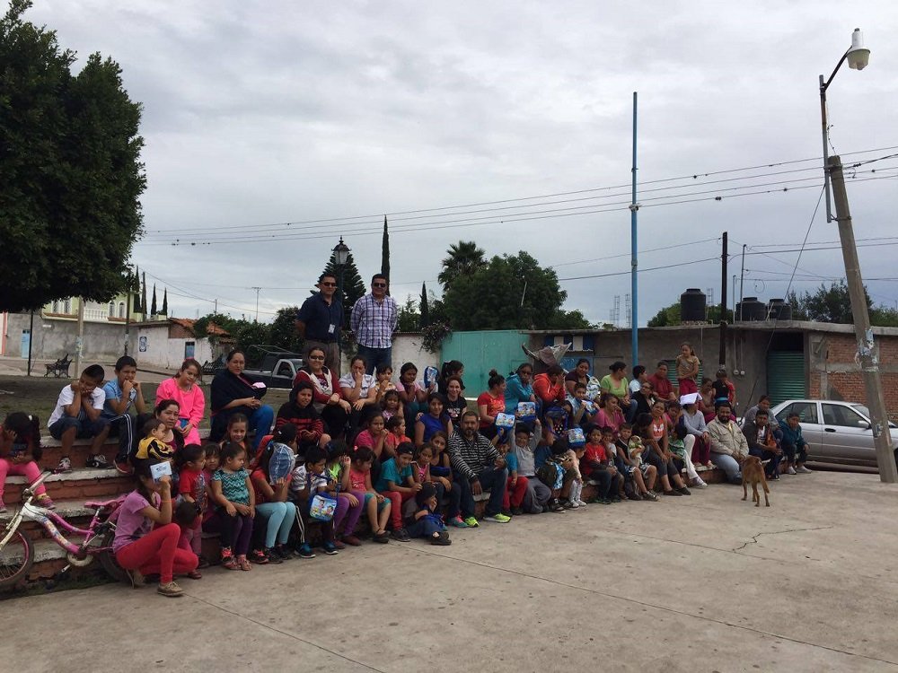 Realizaron un curso de verano ahora en la comunidad de Los Fierros donde decenas de niños acompañados de sus padres participaron en varias dinámicas.