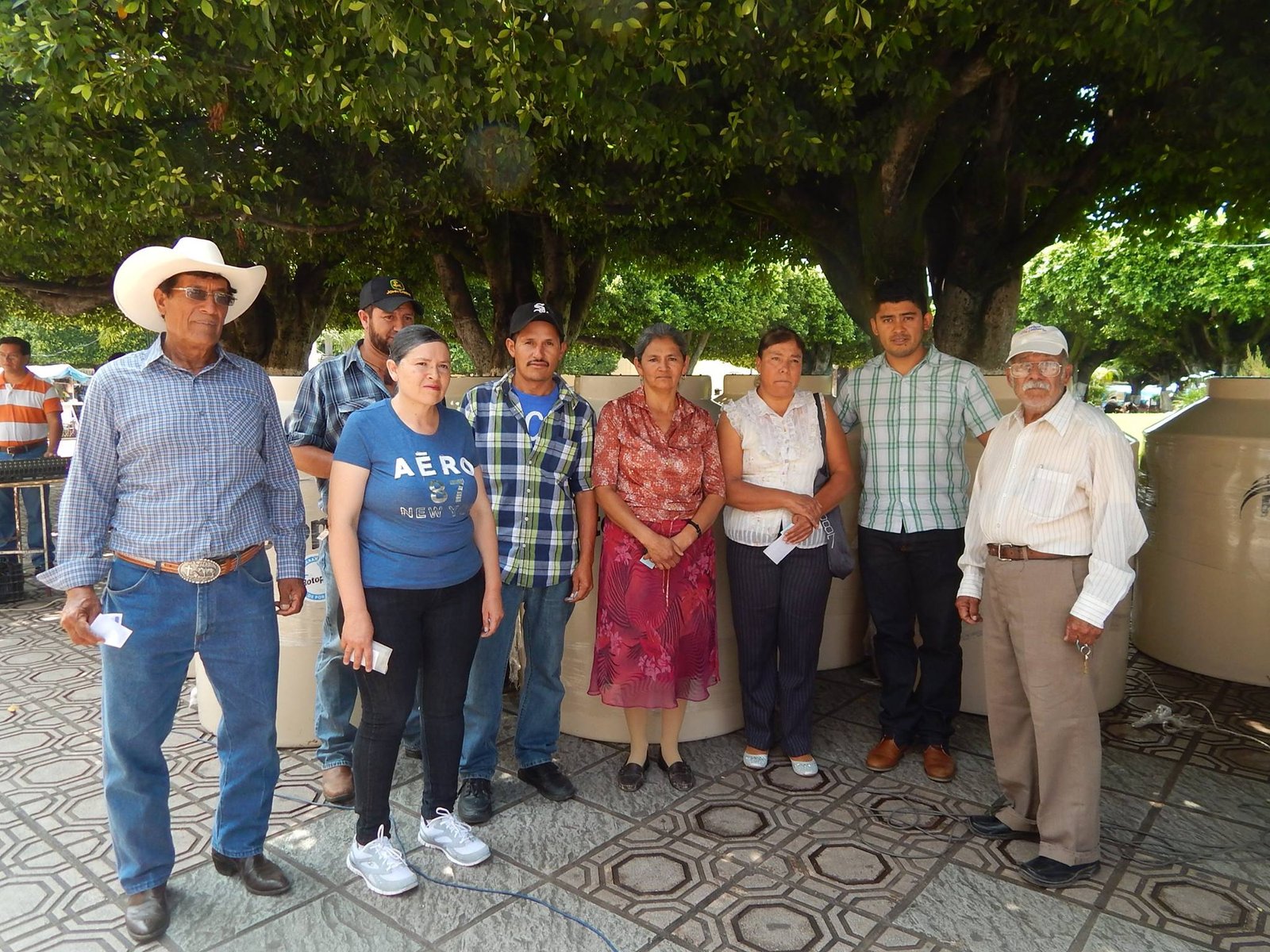 Tercera entrega de tinacos a ciudadanos tarimorenses.