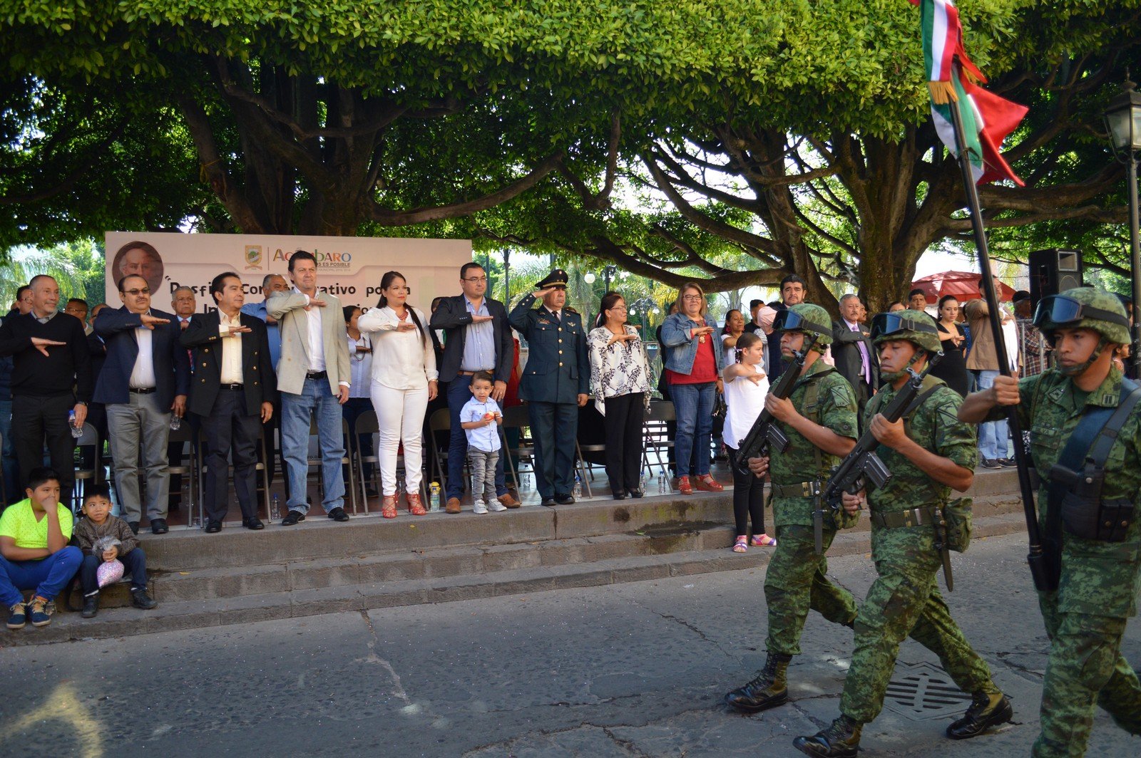 Se realizó un desfile cívico - militar con la participación de 14 instituciones educativas de nivel básico, medio y superior, así como de seguridad pública y el ejército mexicano, el cual pudieron apreciar cientos de familias que se congregaron por las principales calles de Acámbaro.