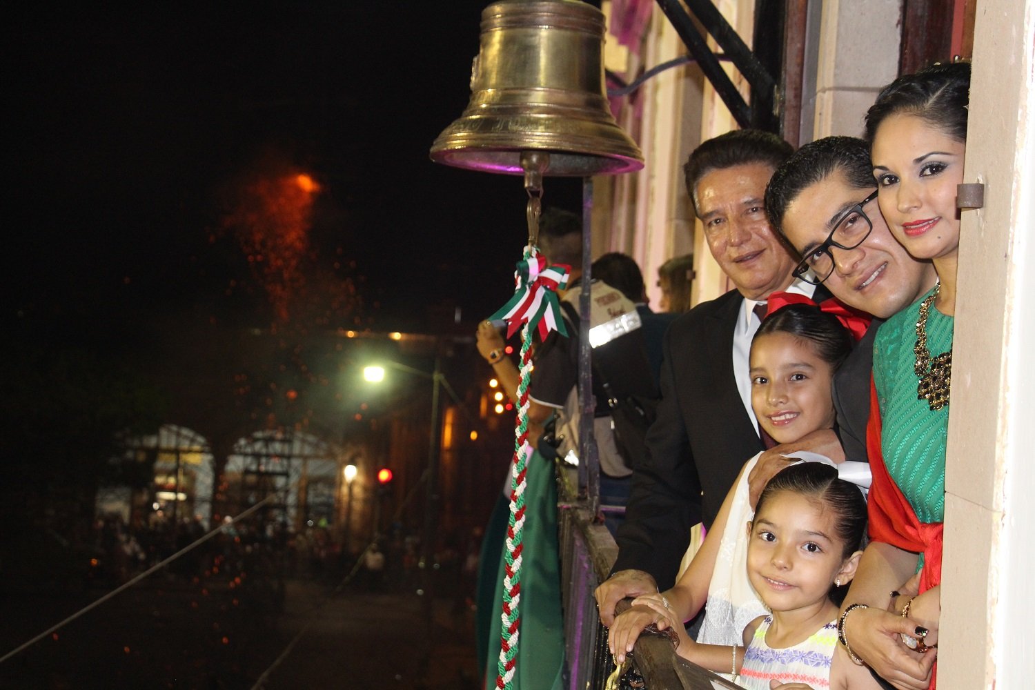 De igual manera ,una gran noche mexicana vivieron los salvaterrenses este 15 de septiembre quienes acudieron al jardín principal a disfrutar de eventos culturales y con mucho respeto y orgullo escucharon grito de independencia dado por el presidente municipal J. Herlindo Velázquez Fernández, quien fue acompañado de su familia y funcionarios públicos