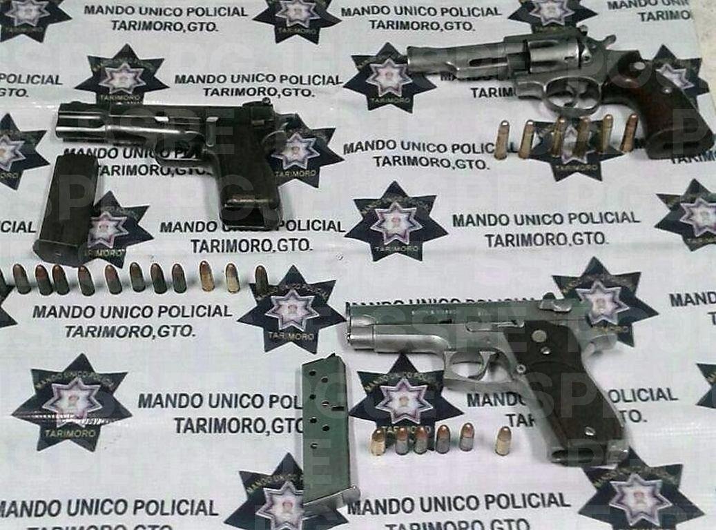 Luego de una revisión a los vehículos, en las cabeceras de la camioneta blanca fueron encontradas dos armas cortas, siendo una marca Browning, calibre .9 mm, color negro con 13 cartuchos útiles. También fue encontrado un revólver calibre .357 Magnum, cromada con seis cartuchos útiles.