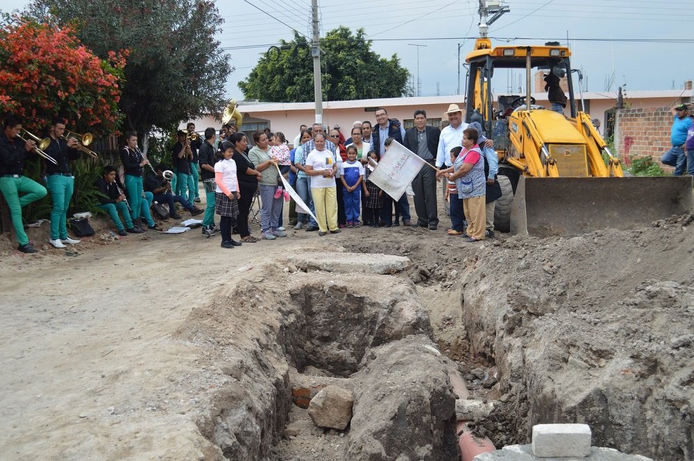 Autoridades y ciudadanos se integraron un grupo compacto para dar el banderazo de arranque de los trabajos de esta obra.