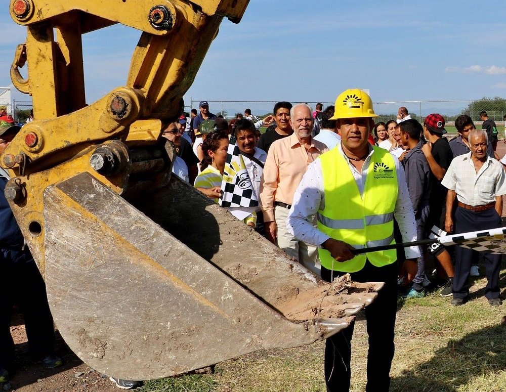 El alcalde Hugo Estefanía, supervisó los avances de obra de drenaje en la comunidad de la Cañada de Caracheo, en donde con presupuesto propio municipal, se aplican 442 mil pesos para beneficio de unas 250 familias.
