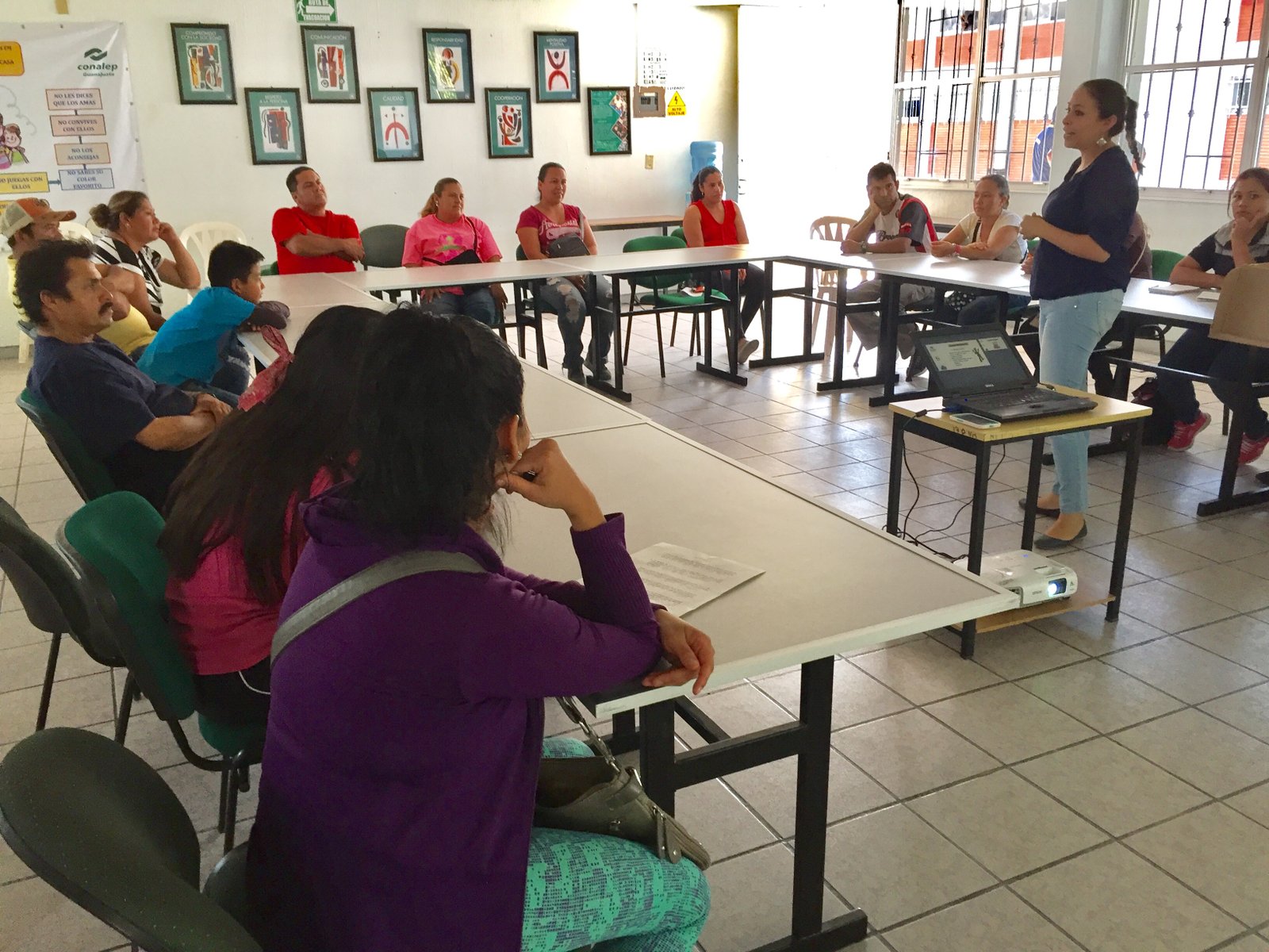 En los talleres y laboratorios de Conalep, se forman hombres y mujeres profesionistas que normalmente ocupan puestos altos por su preparación.