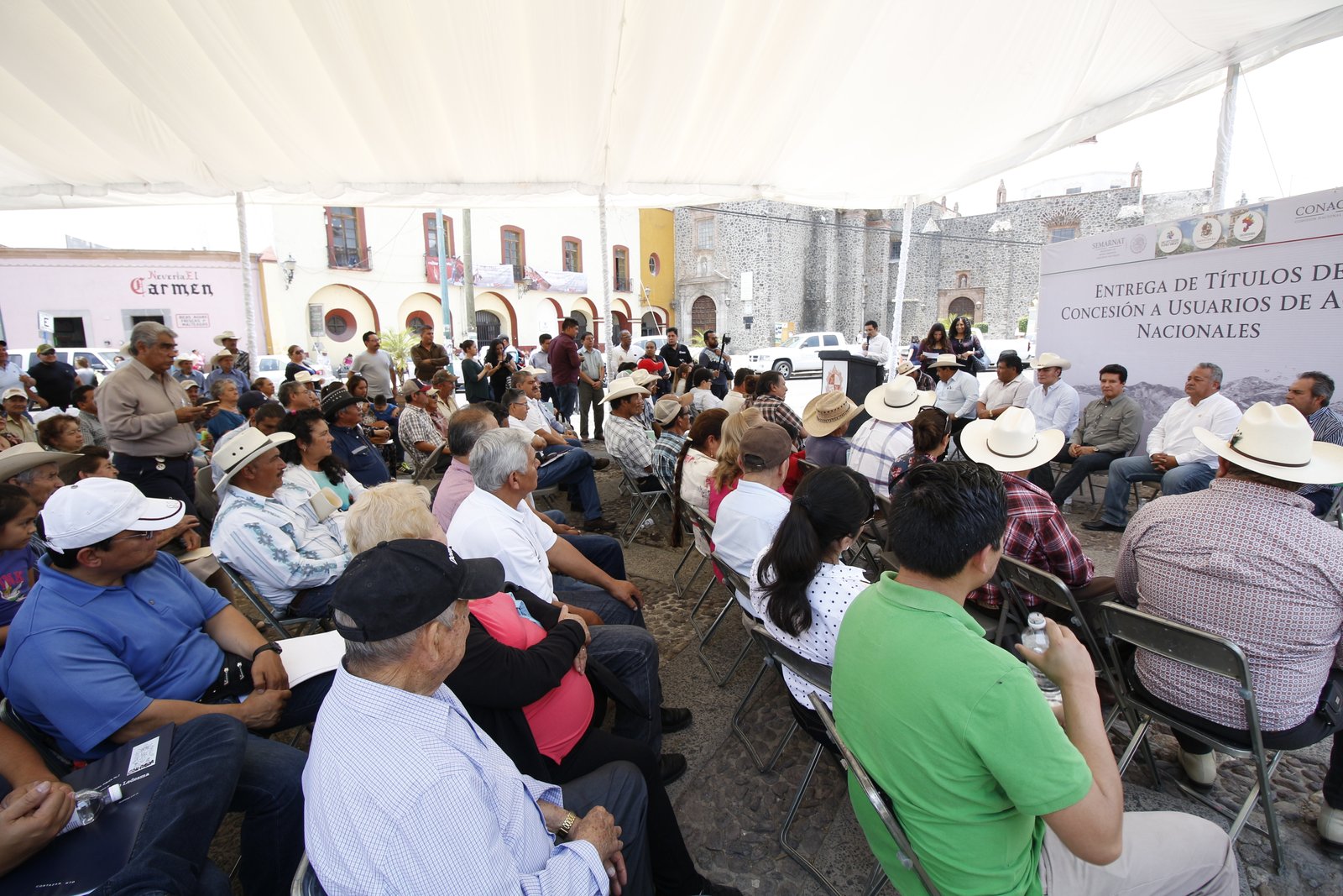 Tan sólo 2 comunidades de Salvatierra carecen de servicio adecuado  de agua potable en sus hogares y el 98 por ciento de pozos de agua que existen en el municipio cuentan con certeza jurídica ante la Comisión Nacional del Agua, señaló el presidente municipal, J Herlindo Velázquez Fernández, en la entrega de títulos de concesión a usuarios de aguas nacionales.