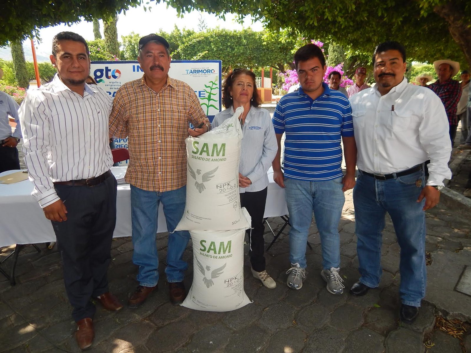 Posteriormente se hizo la entrega del fertilizante a los beneficiarios.