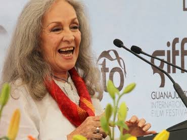 Isela Vega, reconocida por su fuerza en la pantalla grande y por su activismo político, personificando a la perfección lo que significa ser una “Estrella de Cine”. Desde su primer protagónico en Don Juan 67 (Carlos Velo, 1967), su carrera actoral despegó, llevándola a aparecer en gran cantidad de cintas. Isela Vega es un portento de talento, trabajo y de una belleza inagotable; su vida y su carrera son reflejo de que siempre ha hecho, ha hablado y actuado como ha querido.