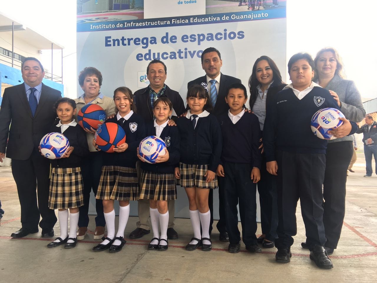 Se inauguro el techado de las canchas de la escuela primaria Enrique C. Rebsamen y la secundaria María Fuentes Sandoval, donde se hizo una inversión total de dos millones 584 mil 833.68 pesos.