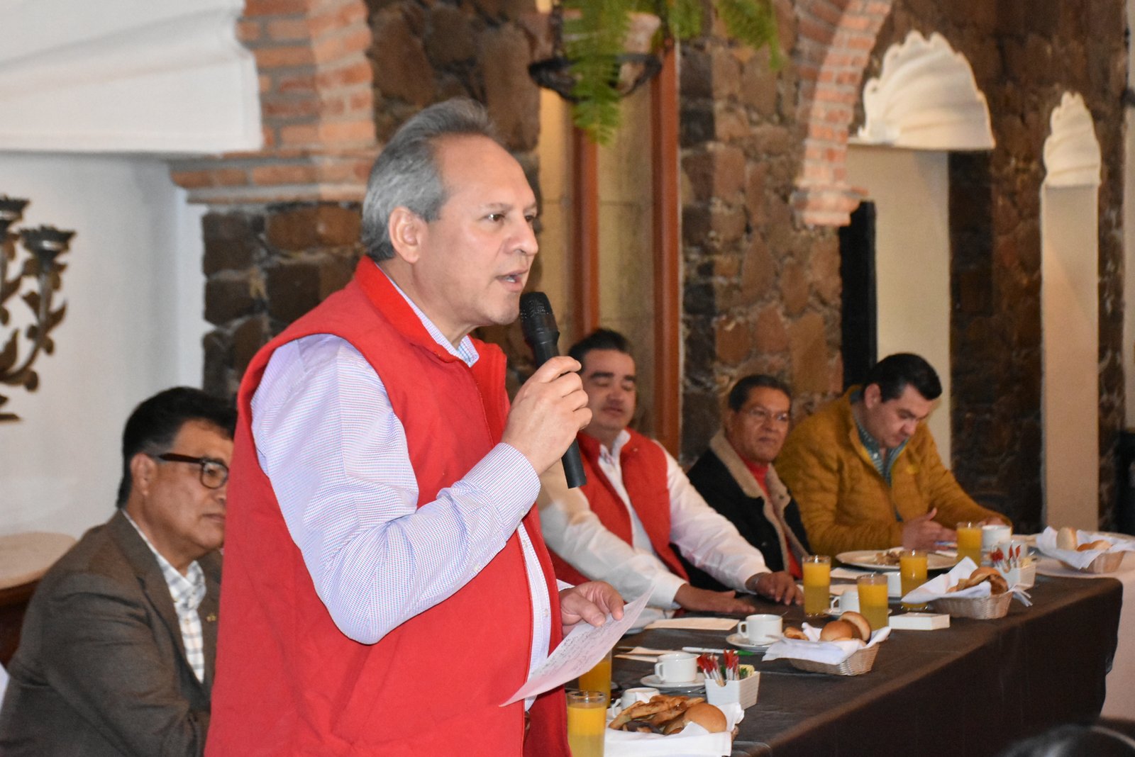 El aspirante a encabezar el Gobierno estatal dijo que este problema debe  enfrentarse con estrategia y valentía, como en su momento lo hicieron los héroes  que nos dieron patria y libertad al iniciar el movimiento de la Independencia y que hoy son el motivo de orgullo de todos los guanajuatenses y también de todos los mexicanos.