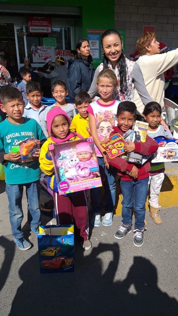  Entregan juguetes a niños de escasos recursos